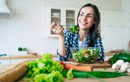 Femme qui mange une salade composée végétarienne