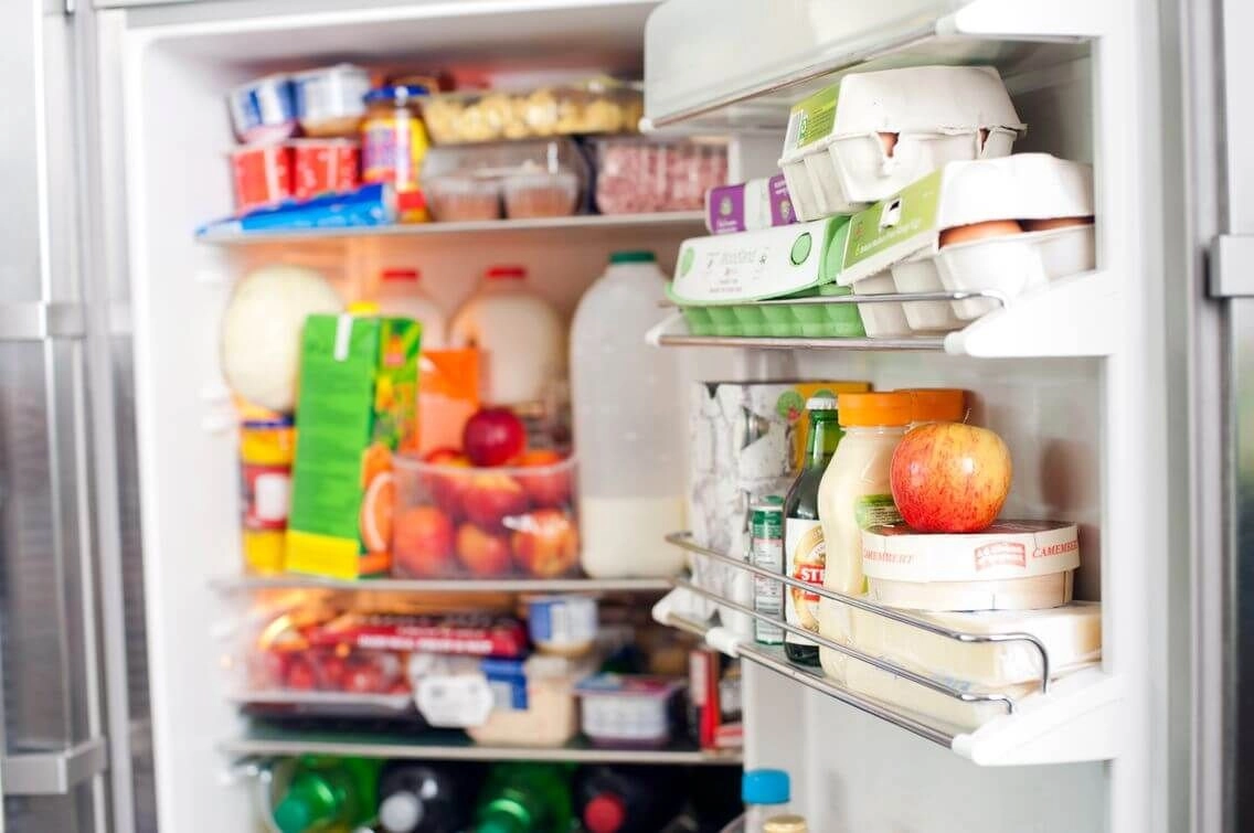 Aliments dans un réfrigérateur