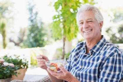 Senior qui mange un repas adapté à son régime