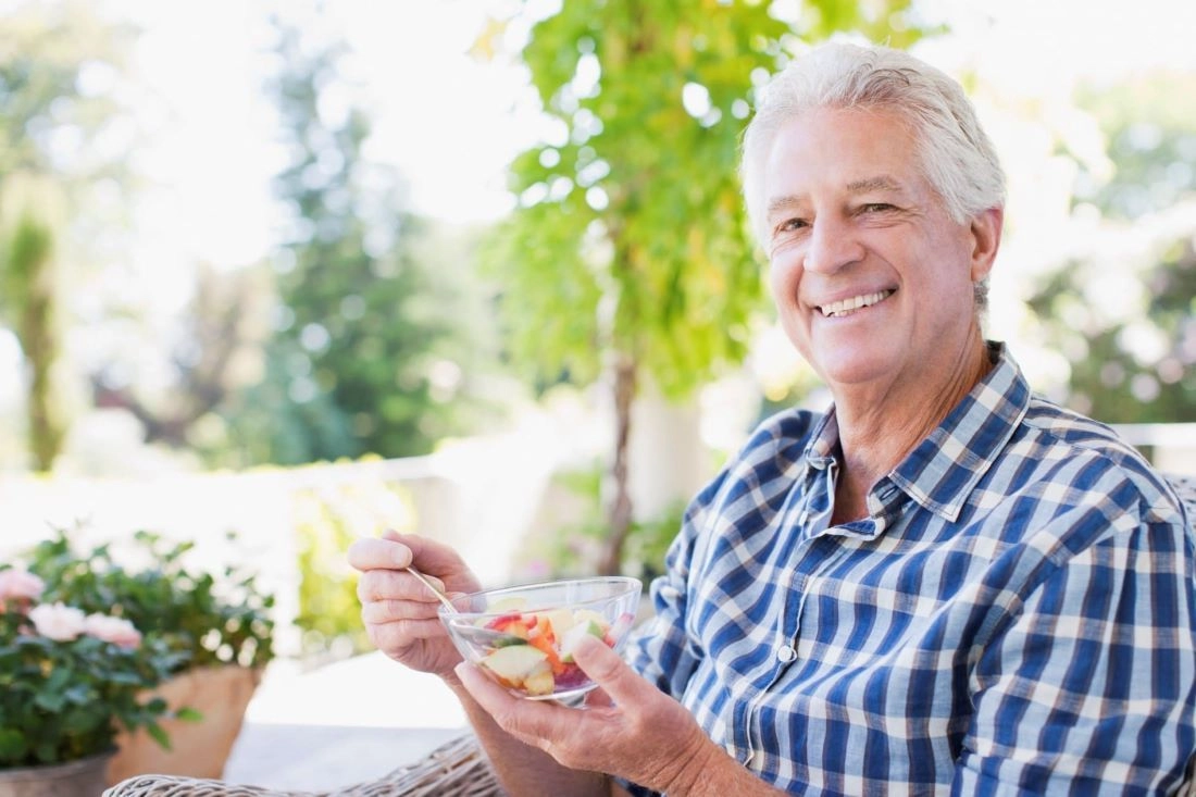 Senior qui mange un repas adapté à son régime
