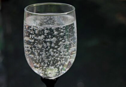Verre d'eau gazeuse pour s'hydrater