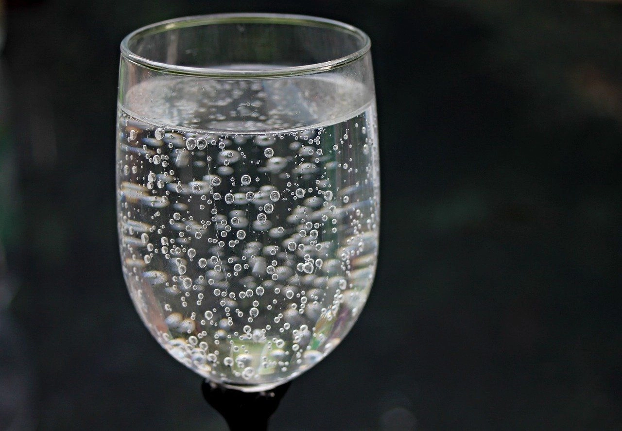 Verre d'eau gazeuse pour s'hydrater