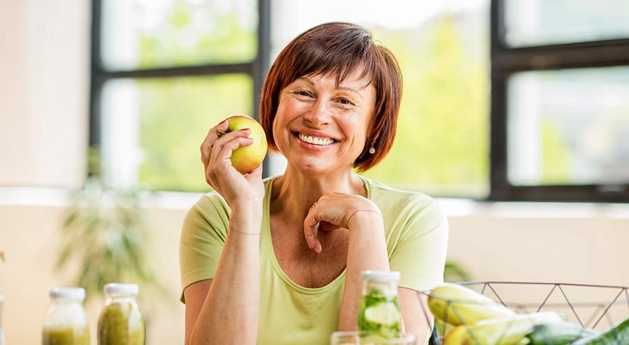 Femme senior qui mange équilibré pour lutter contre la dénutrition