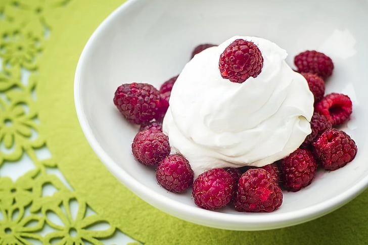 Fromage blanc accompagné de fruits rouges