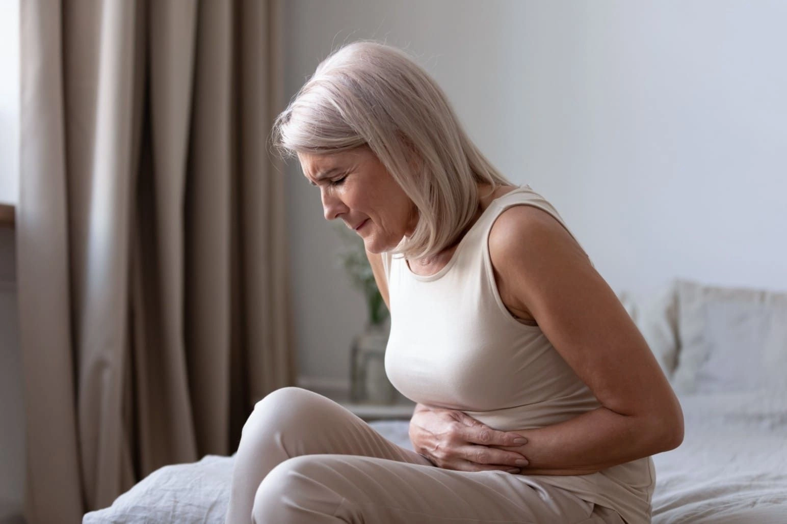 Femme ayant une inflammation de l'intestin