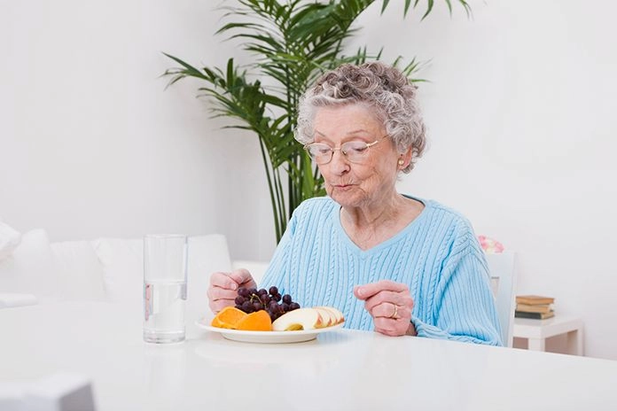 Dame âgée qui prend un repas qui stimule son appétit