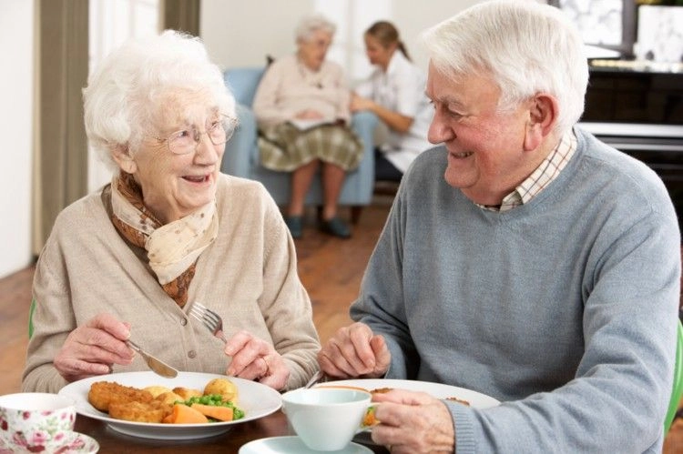 Seniors qui mangent un repas riche en protéines