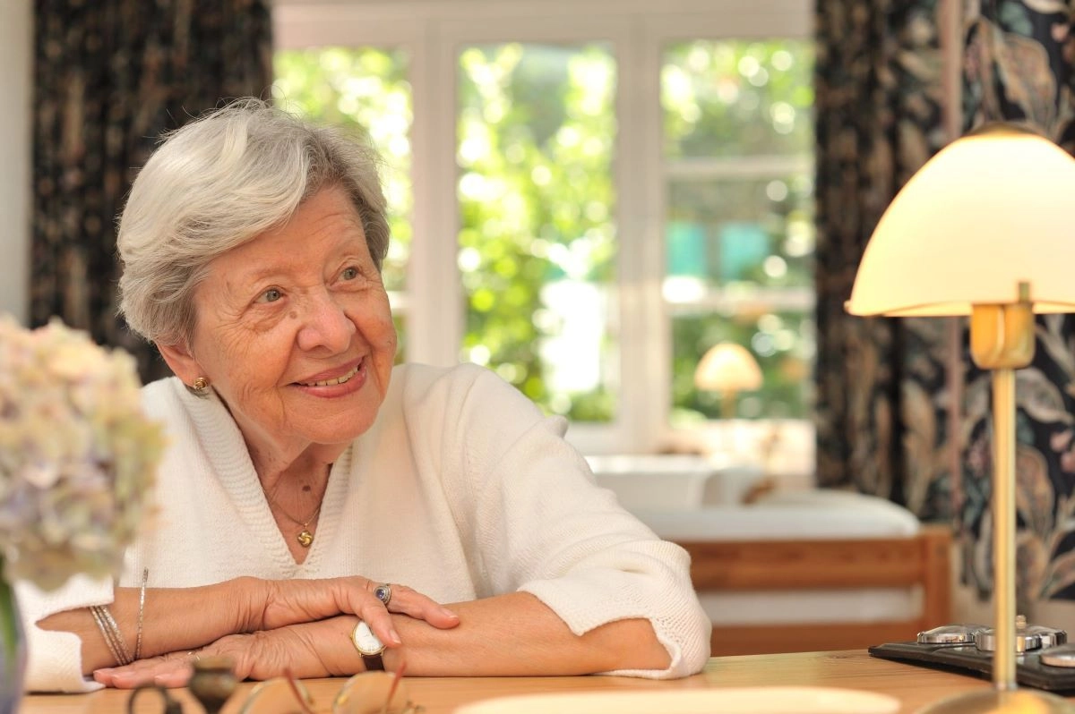 Une dame âgée à domicile