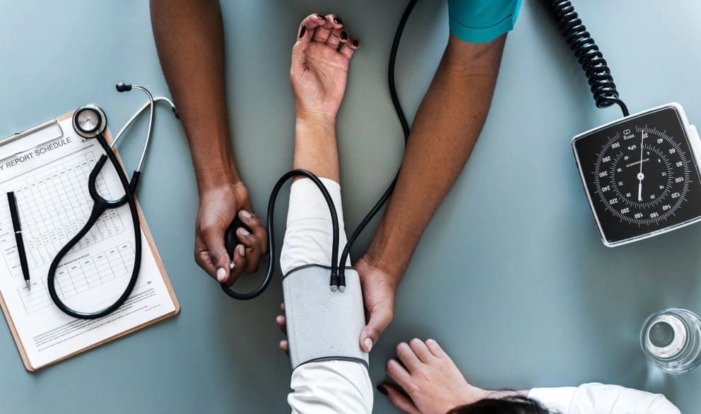 Prise de la tension artérielle par un médecin