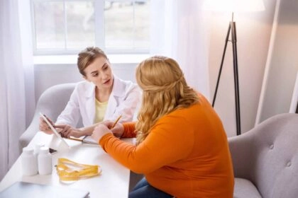 Consultation diététique d'une femme en situation d'obésité sarcopénique