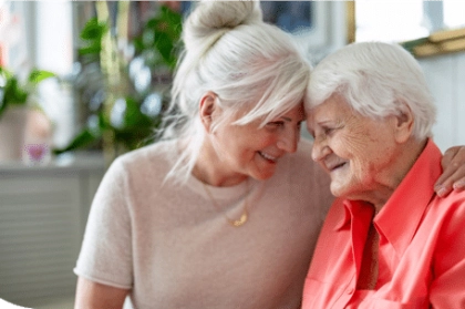 Femme aidante avec dame âgée