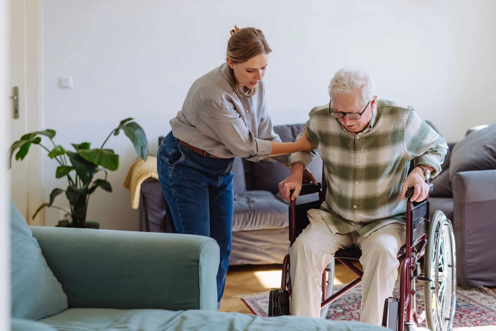 Aidante avec homme âgé en fauteuil