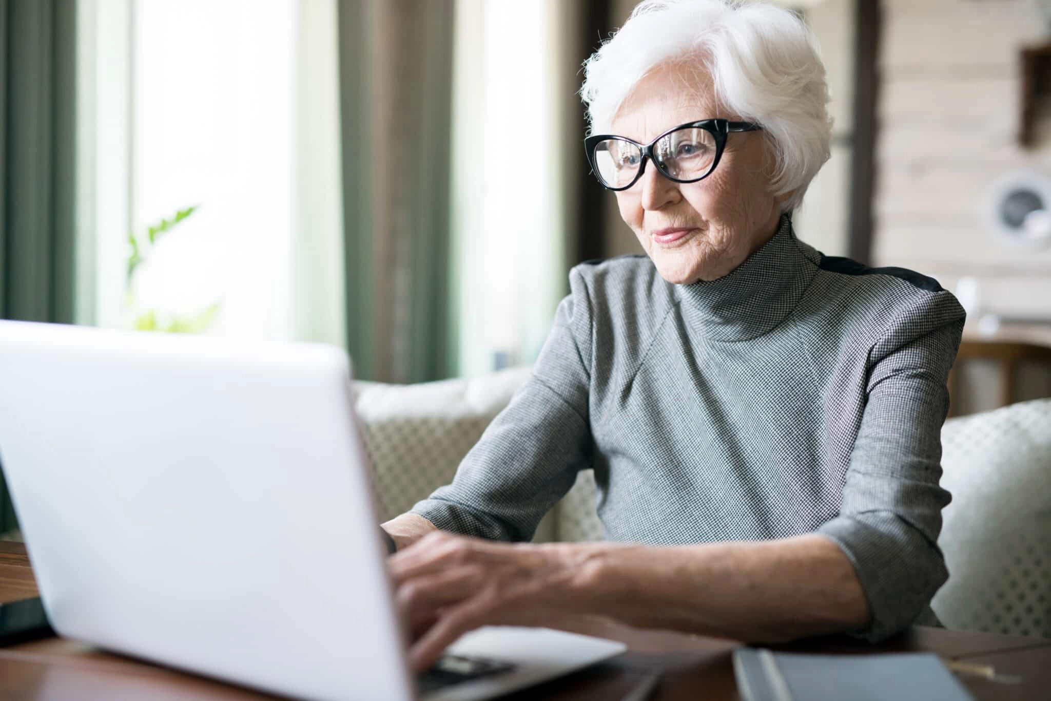 Femme senior devant son ordinateur
