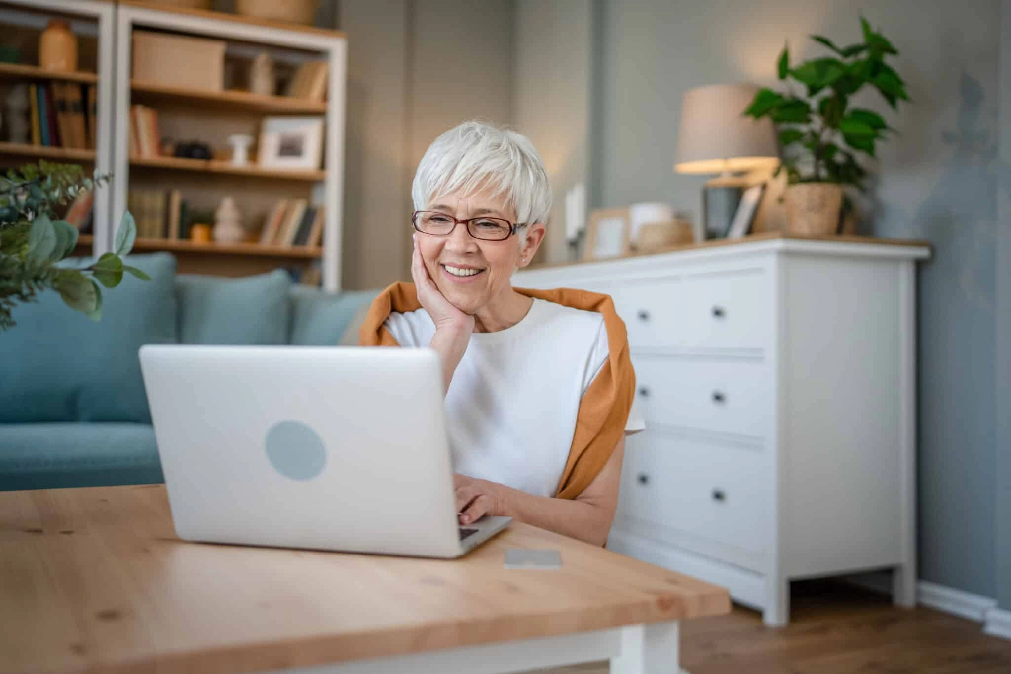 Femme senior devant son ordinateur